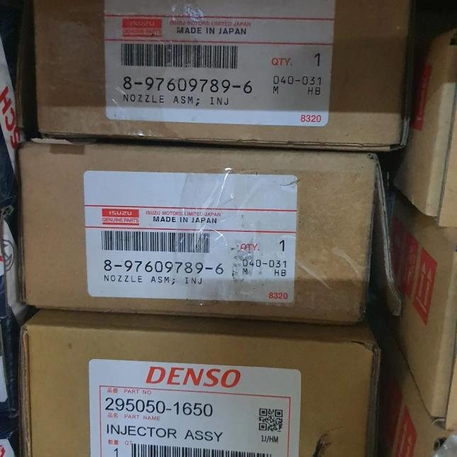 Stok injector assy Denso common rail tersusun di rak gudang