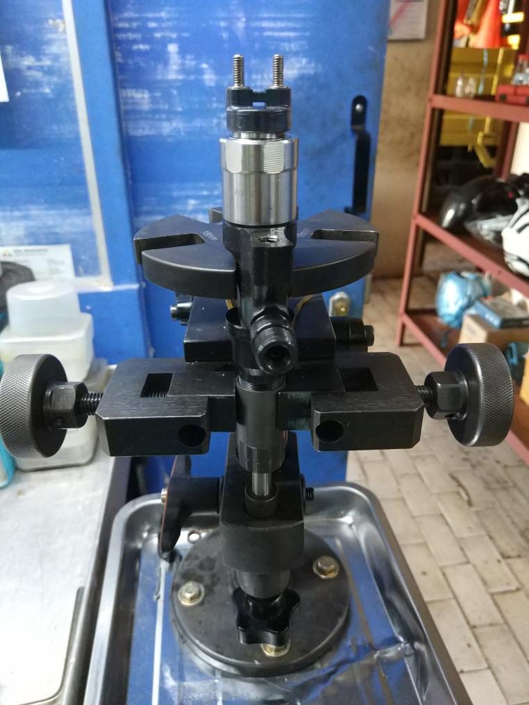 Ragum Injector Common Rail di bengkel TS Diesel